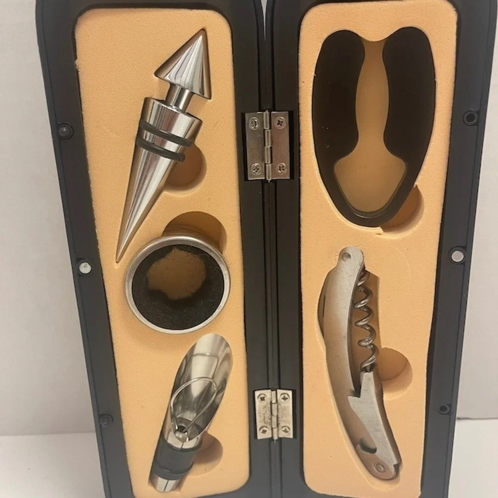 Vino Verona Wine Accessory Tool Set 5 Piece Merlot Bottle Shaped‎ Magnetic Case